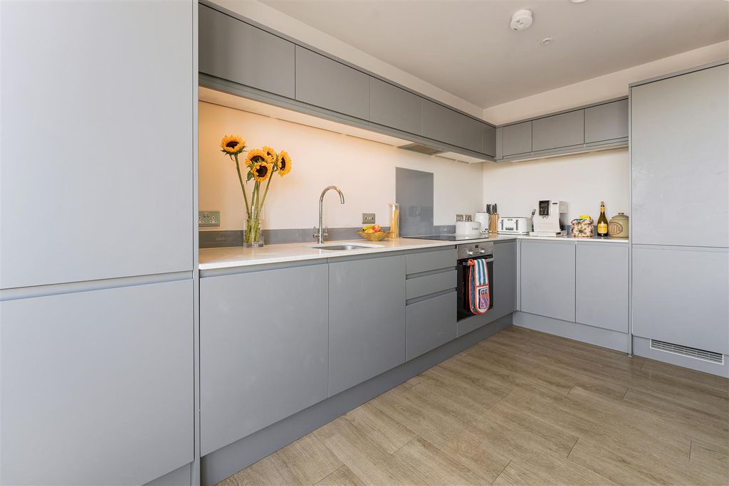 Property photo 3 of 27 Howard Road, E17
