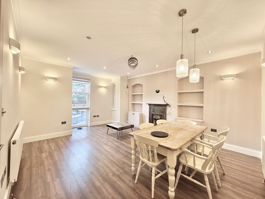 Property photo 2 of 31 Gallery