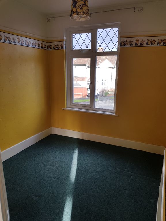 Property photo 3 of 10 A Bright And Welcoming Double Bedroom With Cheerfu...