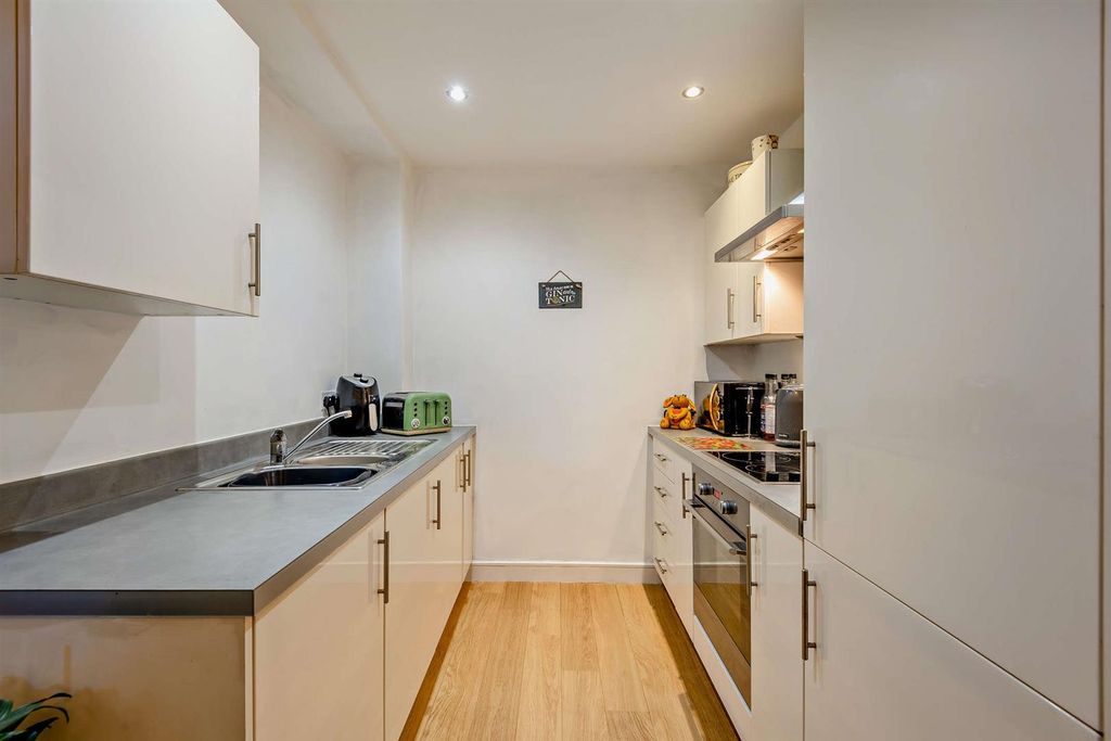 Property photo 3 of 12 8697629-Interior10-800.Jpg