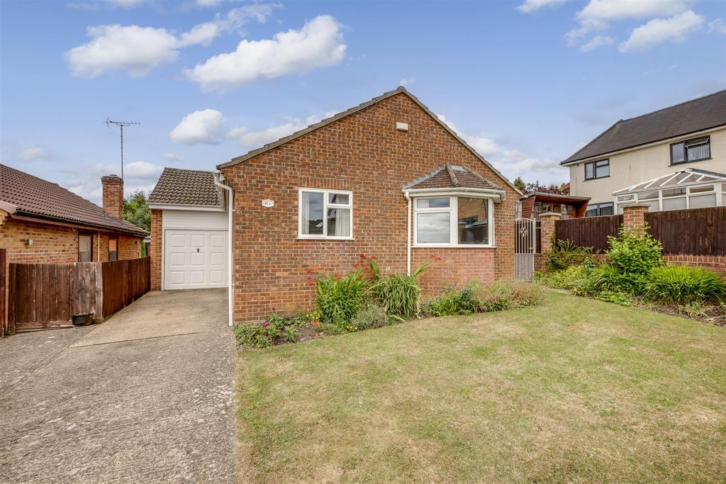 Property photo 1 of 13 6 Lorraine Close, Hp13 7Jy-14.Jpg