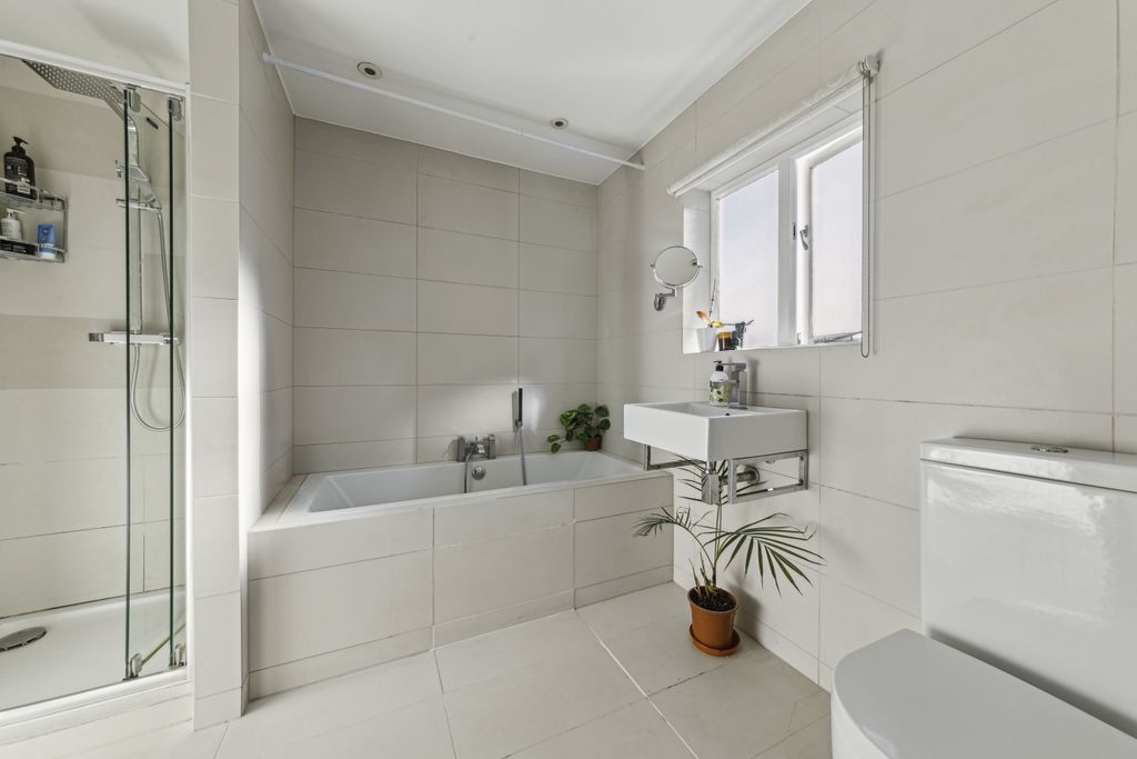 Property photo 2 of 9 Bathroom