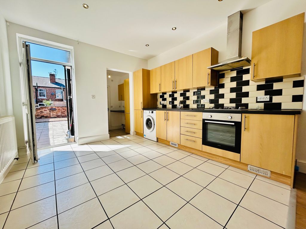 Property photo 3 of 11 Kitchen