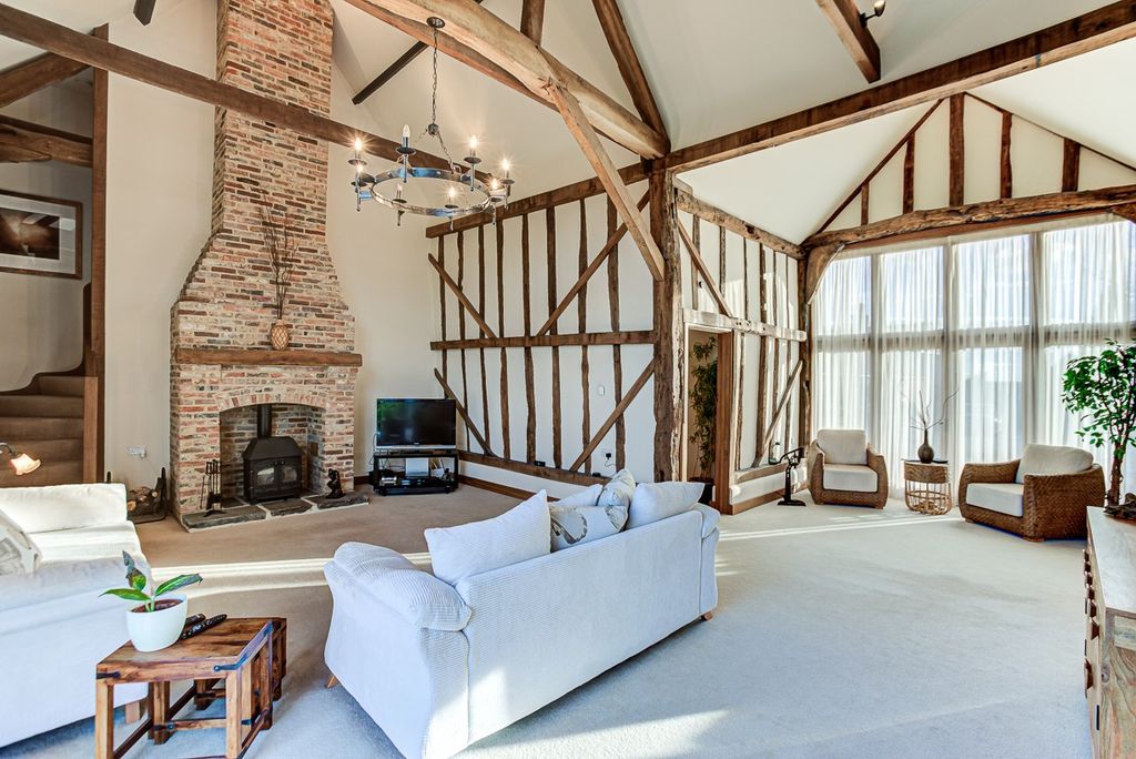 Property photo 2 of 16 Vaulted Reception