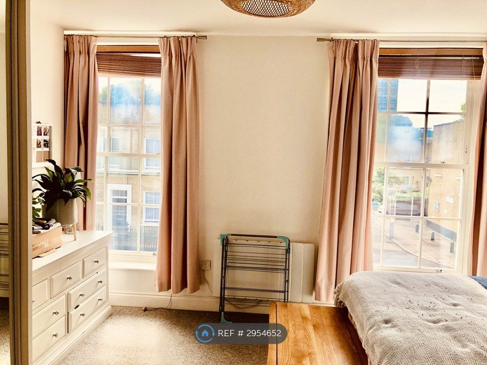 Property photo 2 of 12 Spacious Bedroom