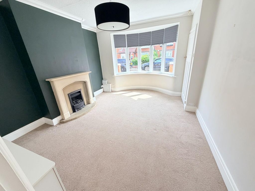 Property photo 2 of 17 Lounge