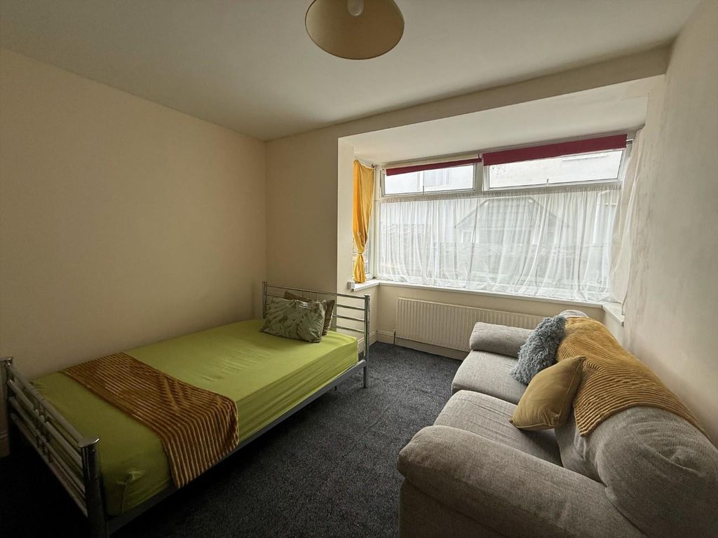 Property photo 2 of 3 86 Lounge .Jpg