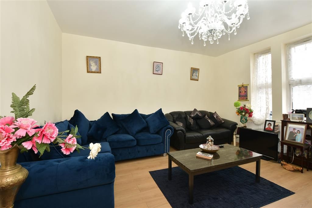 Property photo 1 of 7 Living Room