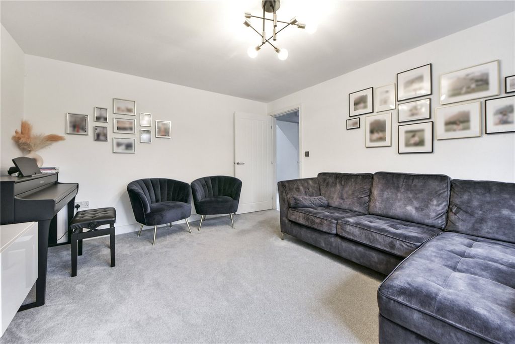 Property photo 2 of 17 Lounge