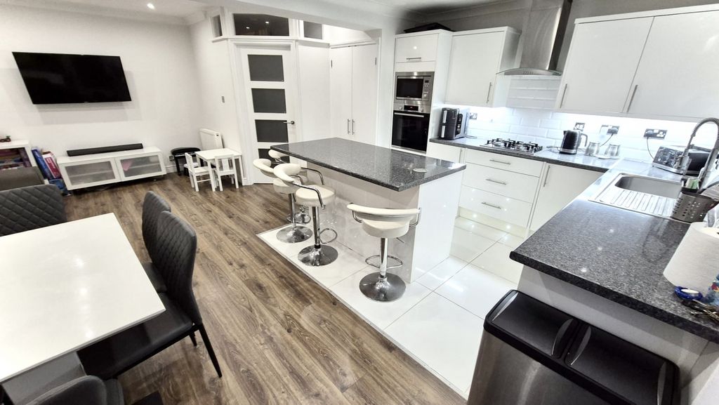 Property photo 3 of 18 Kitchen