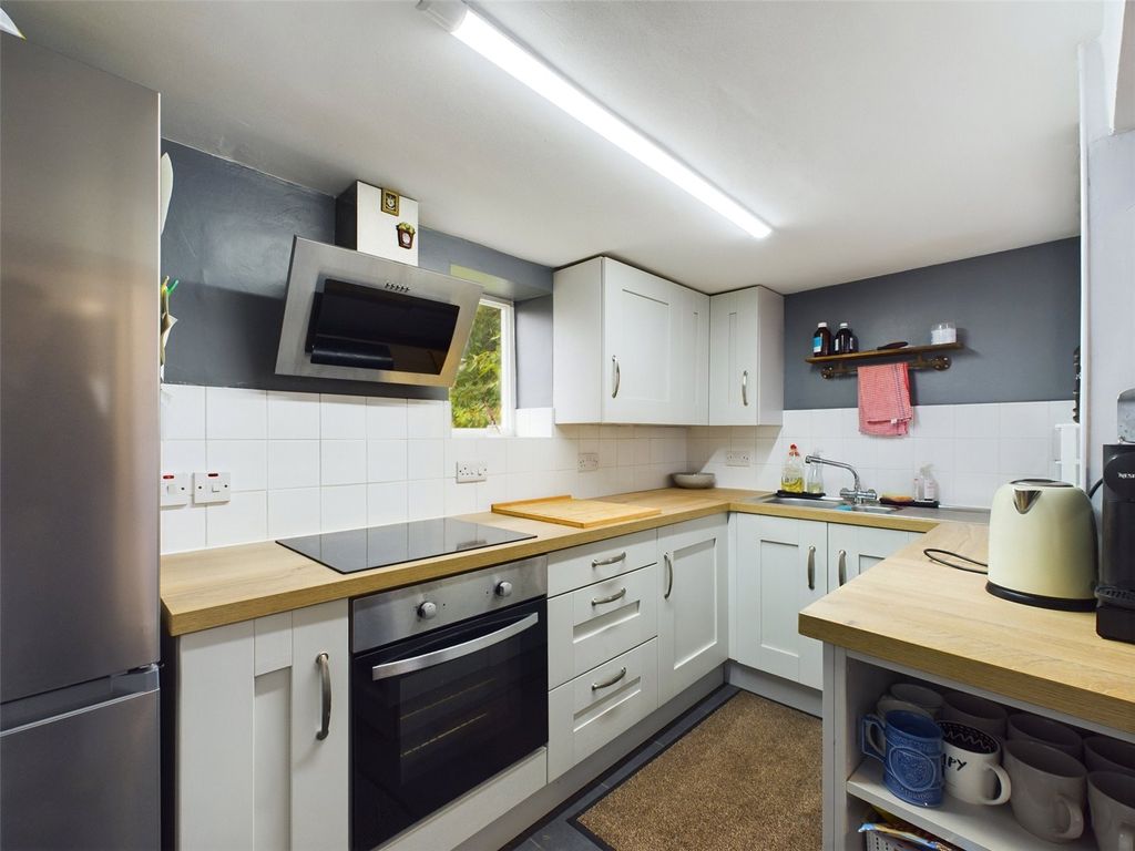 Property photo 2 of 11 Kitchen