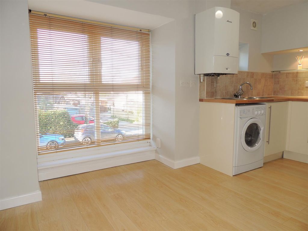 Property photo 3 of 9 Kitchen / Lounge