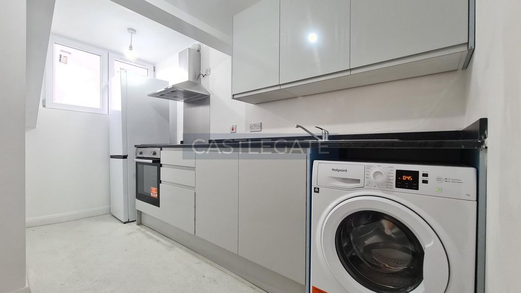 Property photo 2 of 12 Flat 8, 27 Market Place, Huddersfield, HD1 2Aa (3)