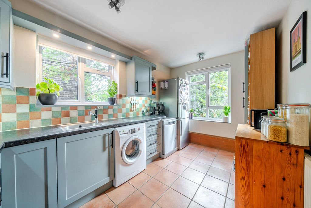 Property photo 3 of 18 Kitchen