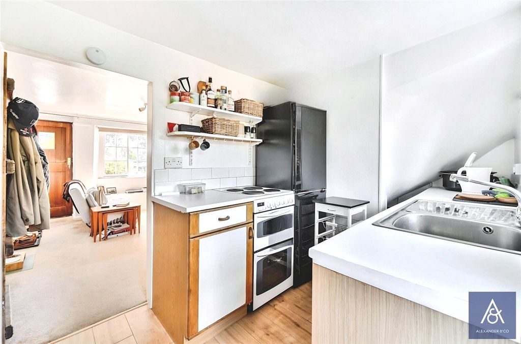 Property photo 3 of 21 Kitchen 2