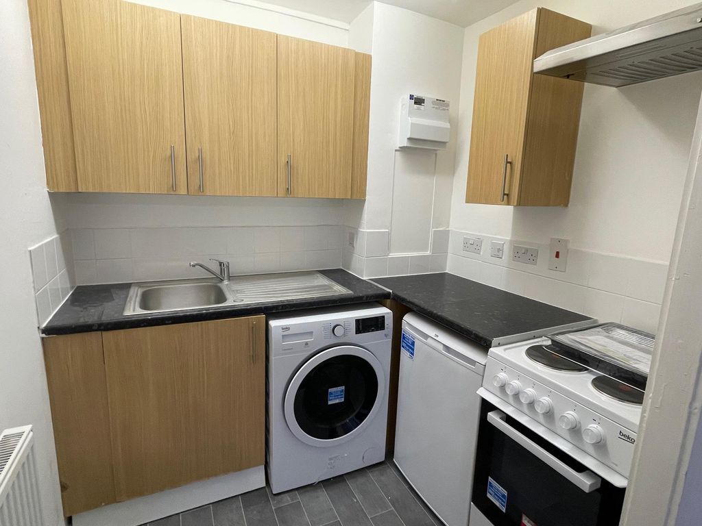 Property photo 2 of 6 Kitchen