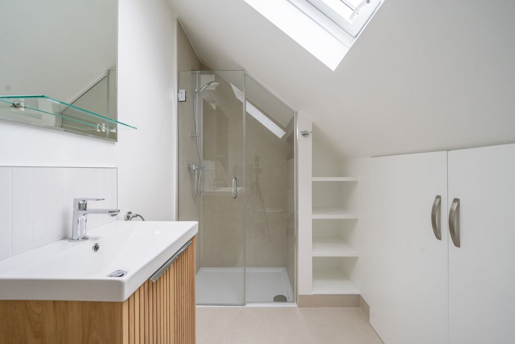 Property photo 3 of 12 008