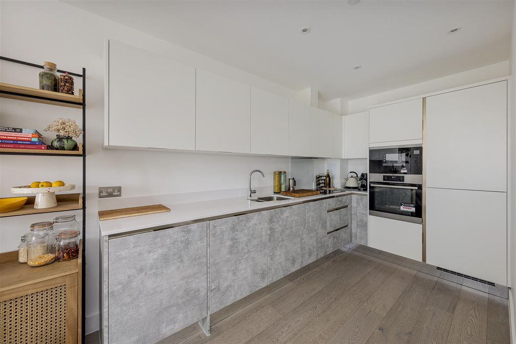 Property photo 3 of 24 Sutherland Road, E17