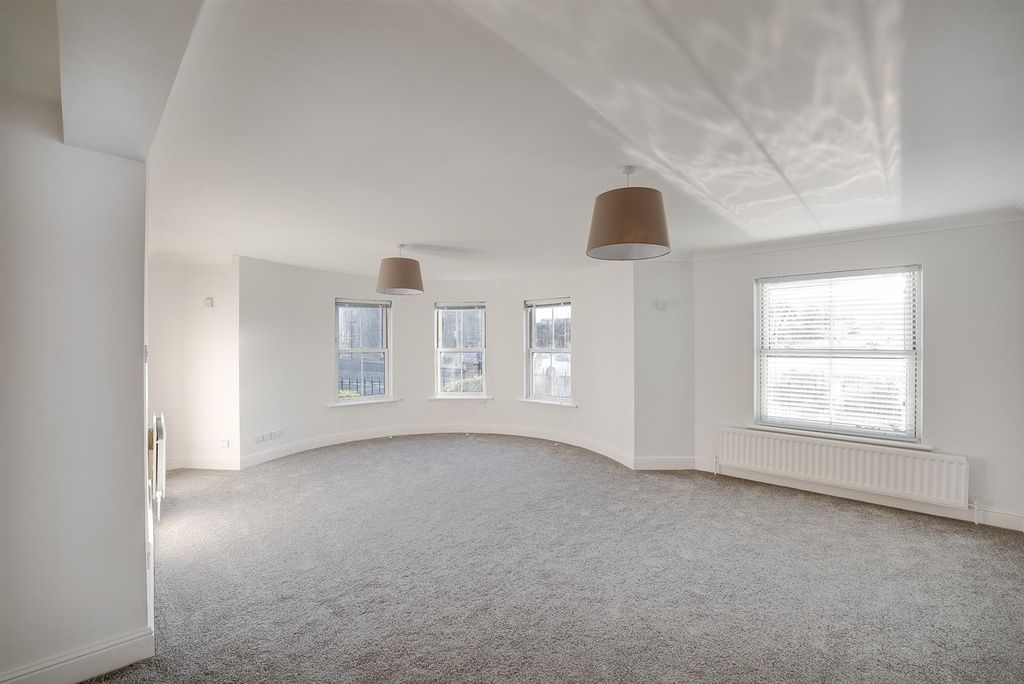 Property photo 3 of 19 57 White Hart Rd 16.11.16-19.Jpg