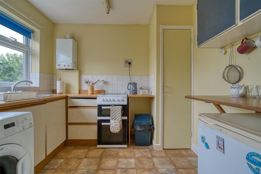 Property photo 3 of 8 Kitchen