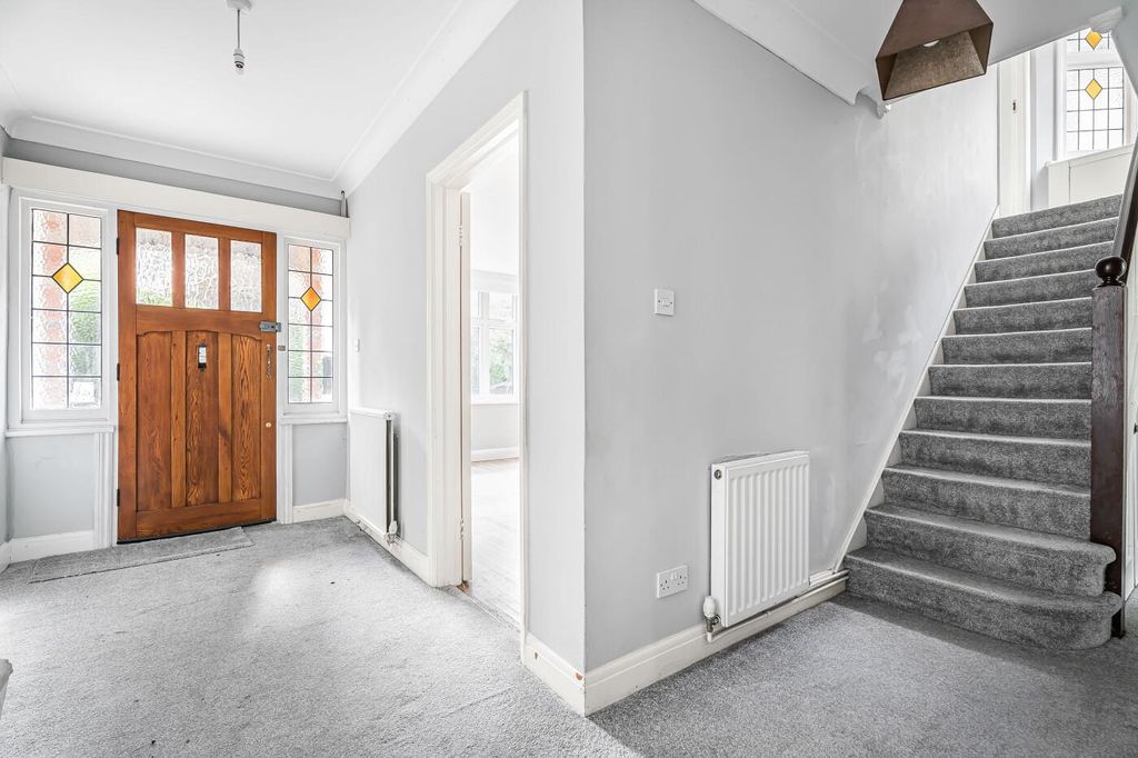 Property photo 2 of 20 Entrance Hall