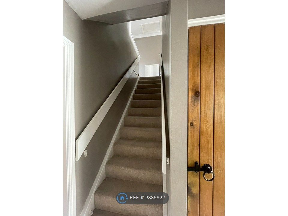 Property photo 3 of 13 Entrance / Stairs