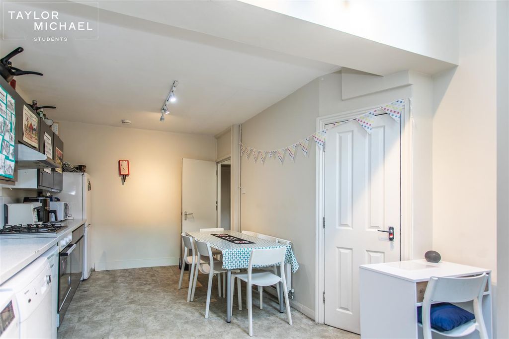 Property photo 3 of 17 Dining / Living Room