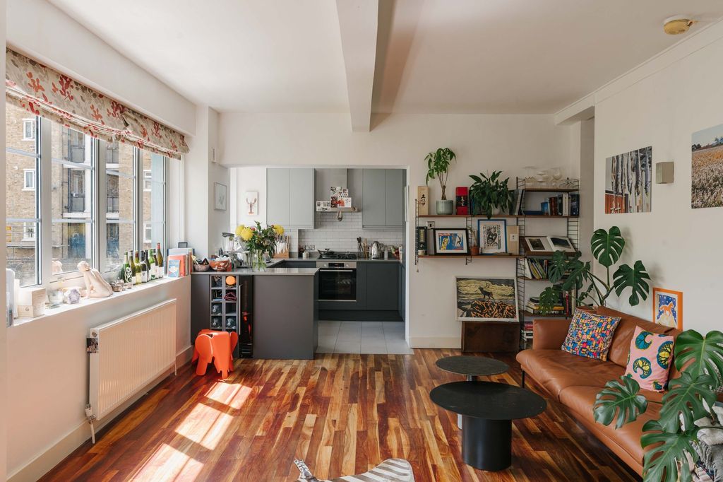 Property photo 1 of 10 Sunlight Square E2
