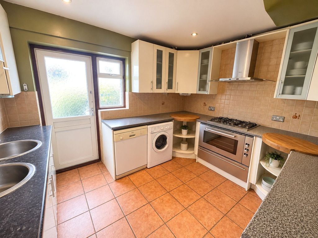 Property photo 3 of 8 Kitchen