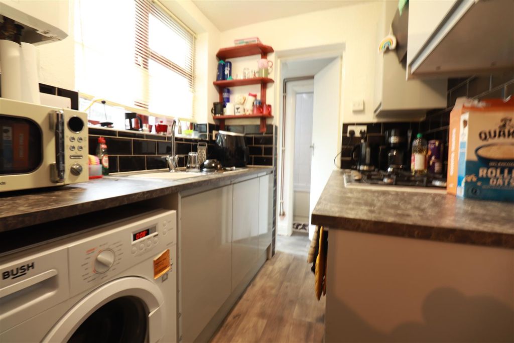 Property photo 3 of 10 Kitchen