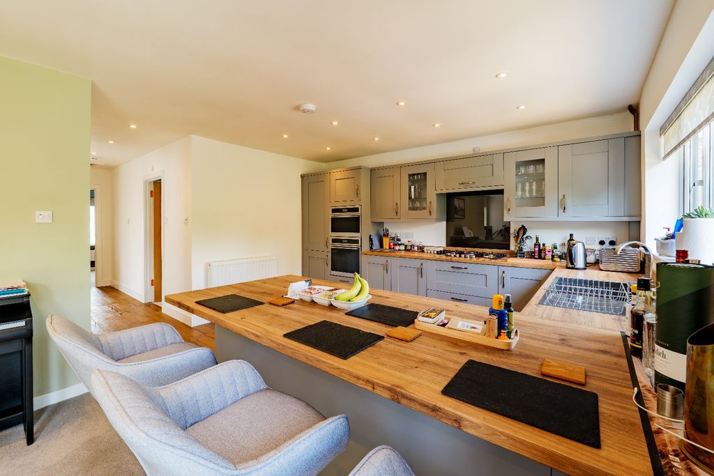 Property photo 3 of 18 47106312