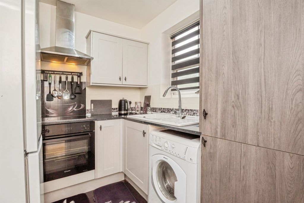 2 bed flat for salePark Lane, Kidderminster DY11 photo 5