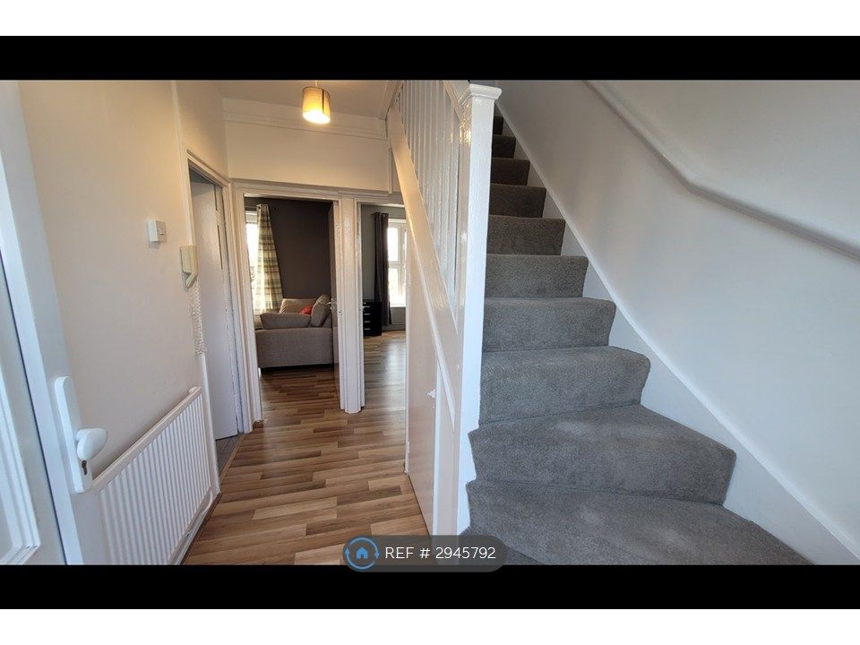 Property photo 3 of 11 Entrance Hallway