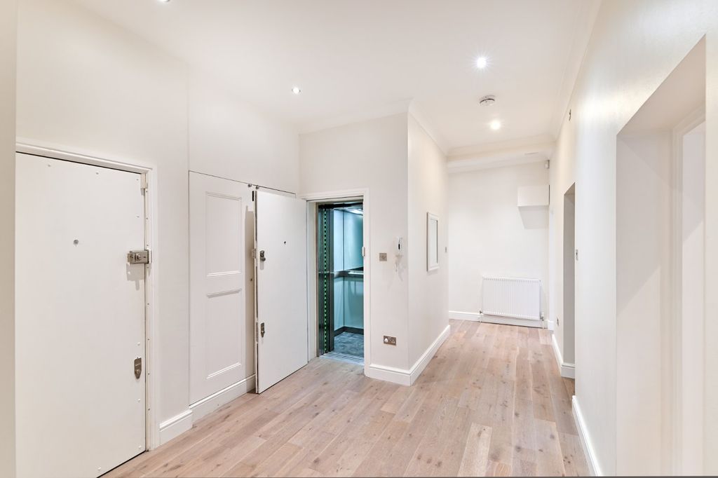 Property photo 2 of 22 Direct Lift Entry