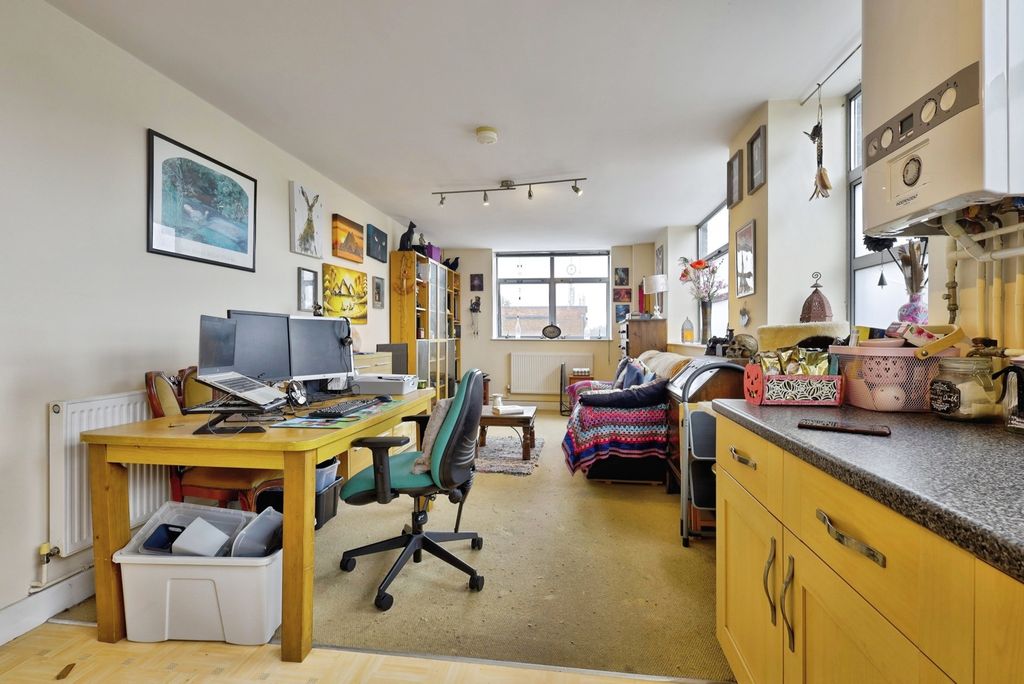 Property photo 3 of 17 Kitchen