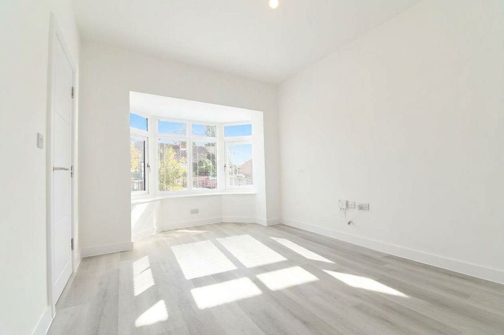 Property photo 3 of 35