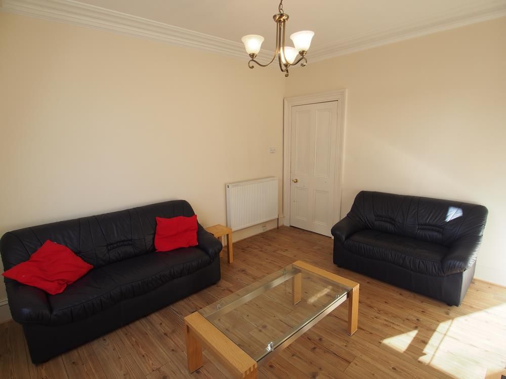 Property photo 3 of 8 Lounge