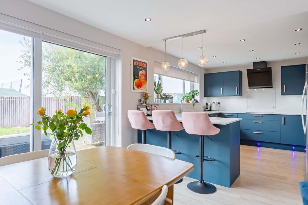 Property photo 3 of 26 2 Sussex Close_19.Jpg