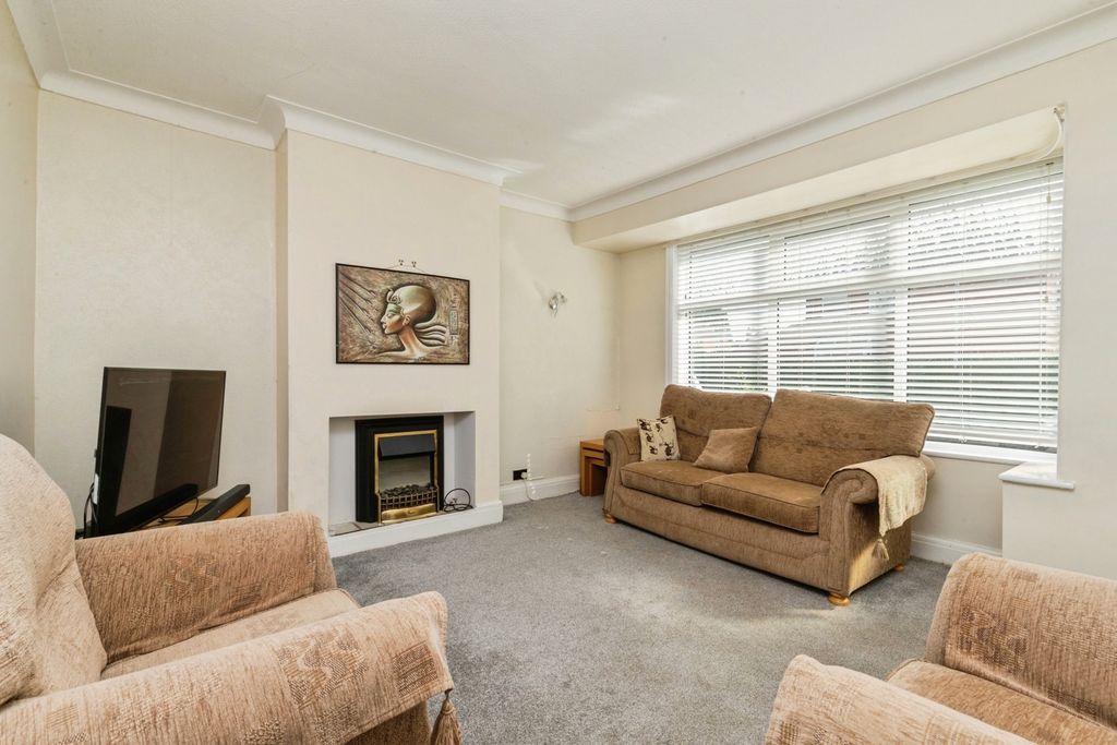 Property photo 2 of 17 Lounge