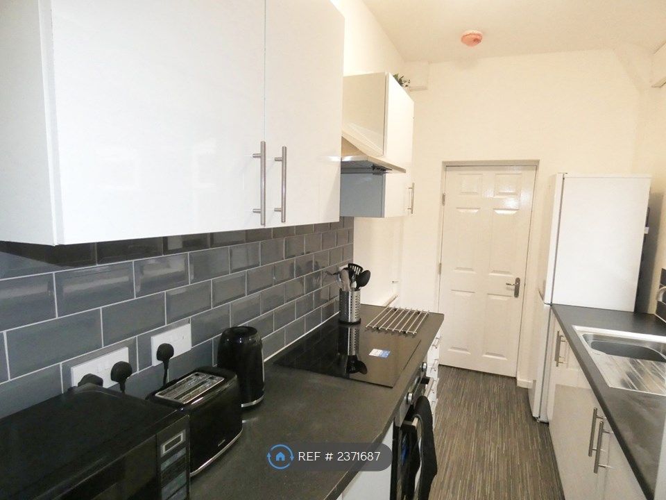 Property photo 3 of 8 Kitchen
