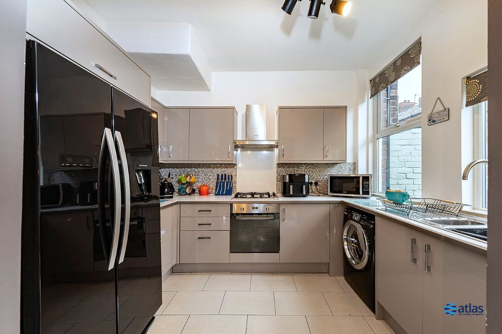 Property photo 2 of 18 Kitchen