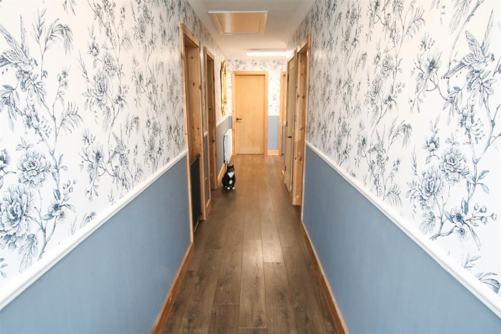 Property photo 3 of 18 Entrance Hall