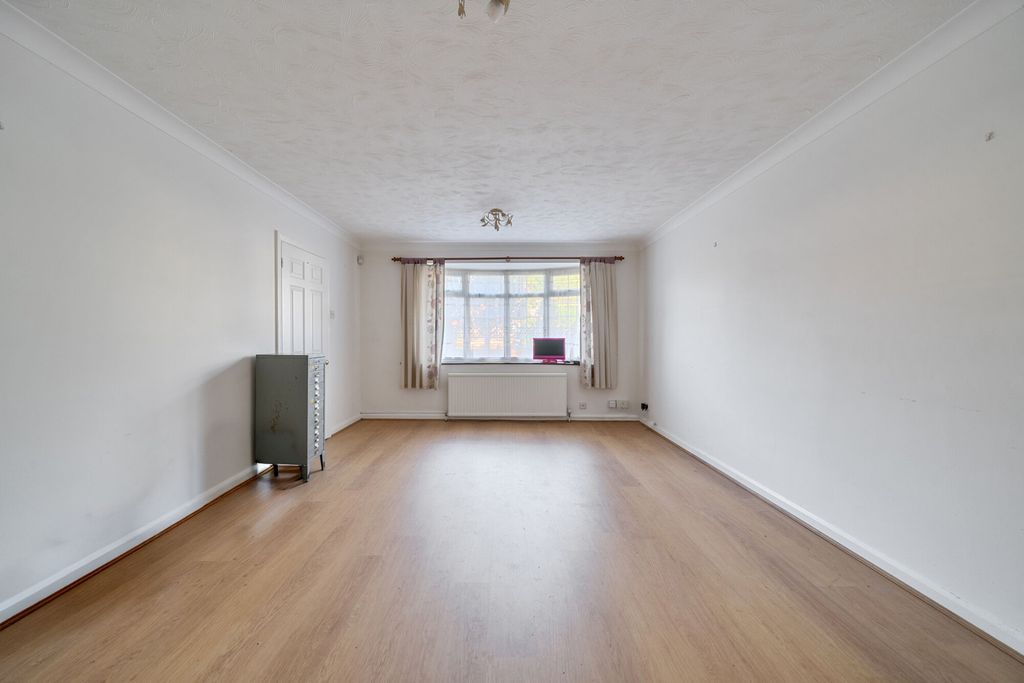 Property photo 2 of 19 1405715-8-698328E...