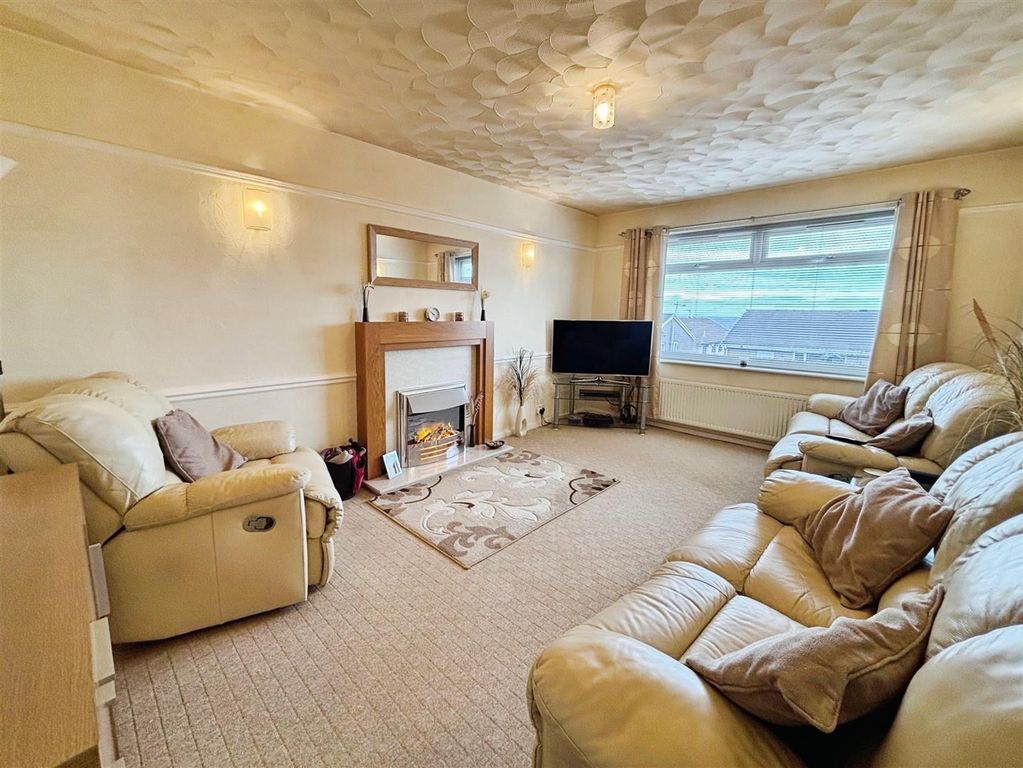 Property photo 2 of 14 Lounge