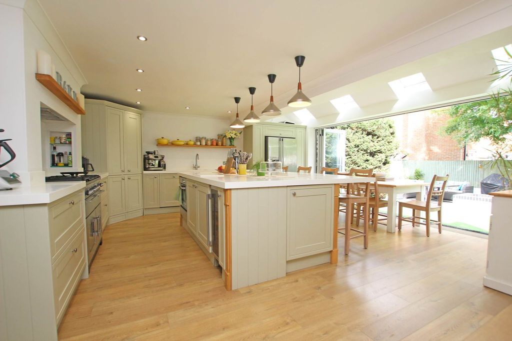 Property photo 2 of 30