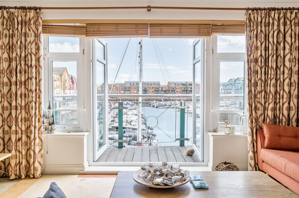 Property photo 1 of 20 Sitting Room