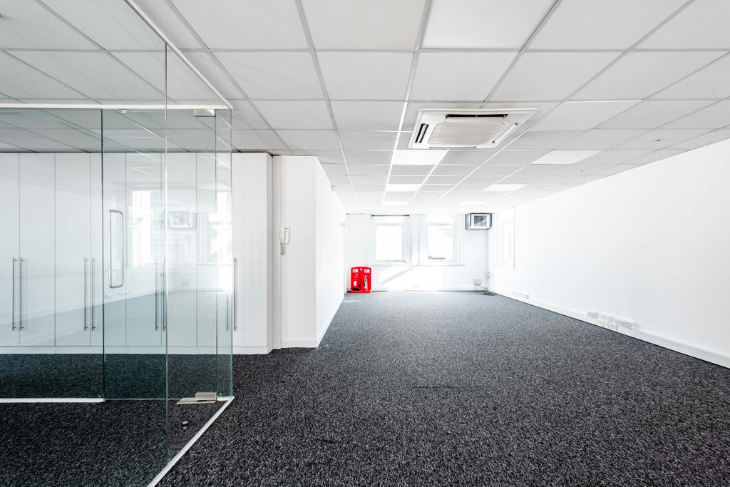 Property photo 3 of 9 Bishopsgate 232 3F - Low Res 14.Jpg