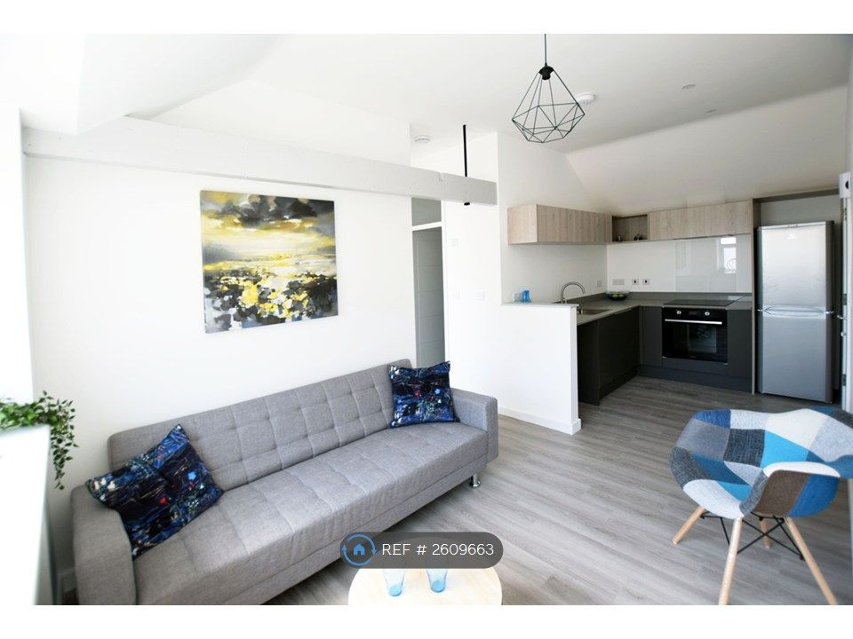 Property photo 1 of 6 Living / Kitchen Area