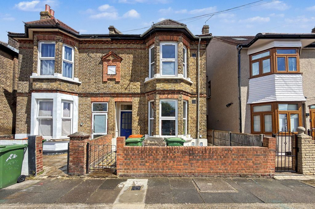 Property photo 1 of 11 First Floor Flat, 11 St Antony’S Road, Forest Gate, London E7 9Qa