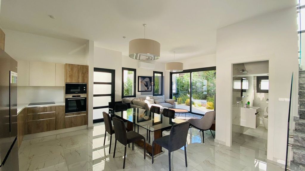 Property photo 3 of 12